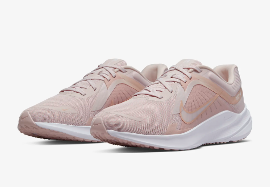 Nike Quest 5 Straßenlaufschuh für Damen rosa